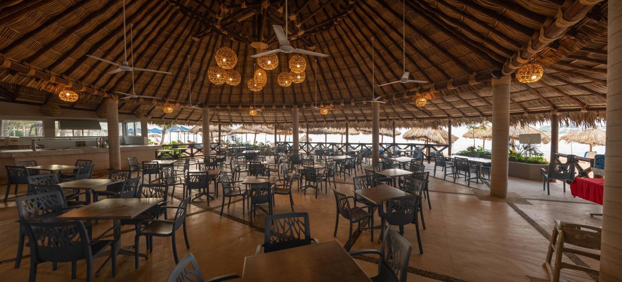 Ritz Acapulco All Inclusive 外观 照片 The interior of the buffet at the Grand Palladium Hotel