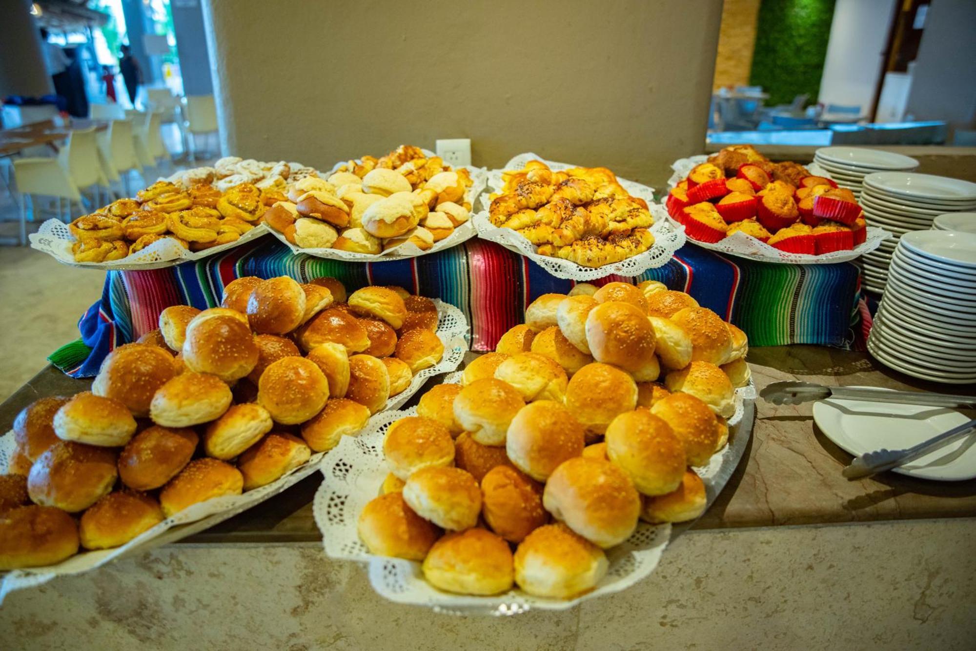 Ritz Acapulco All Inclusive 外观 照片 Buns and pastries