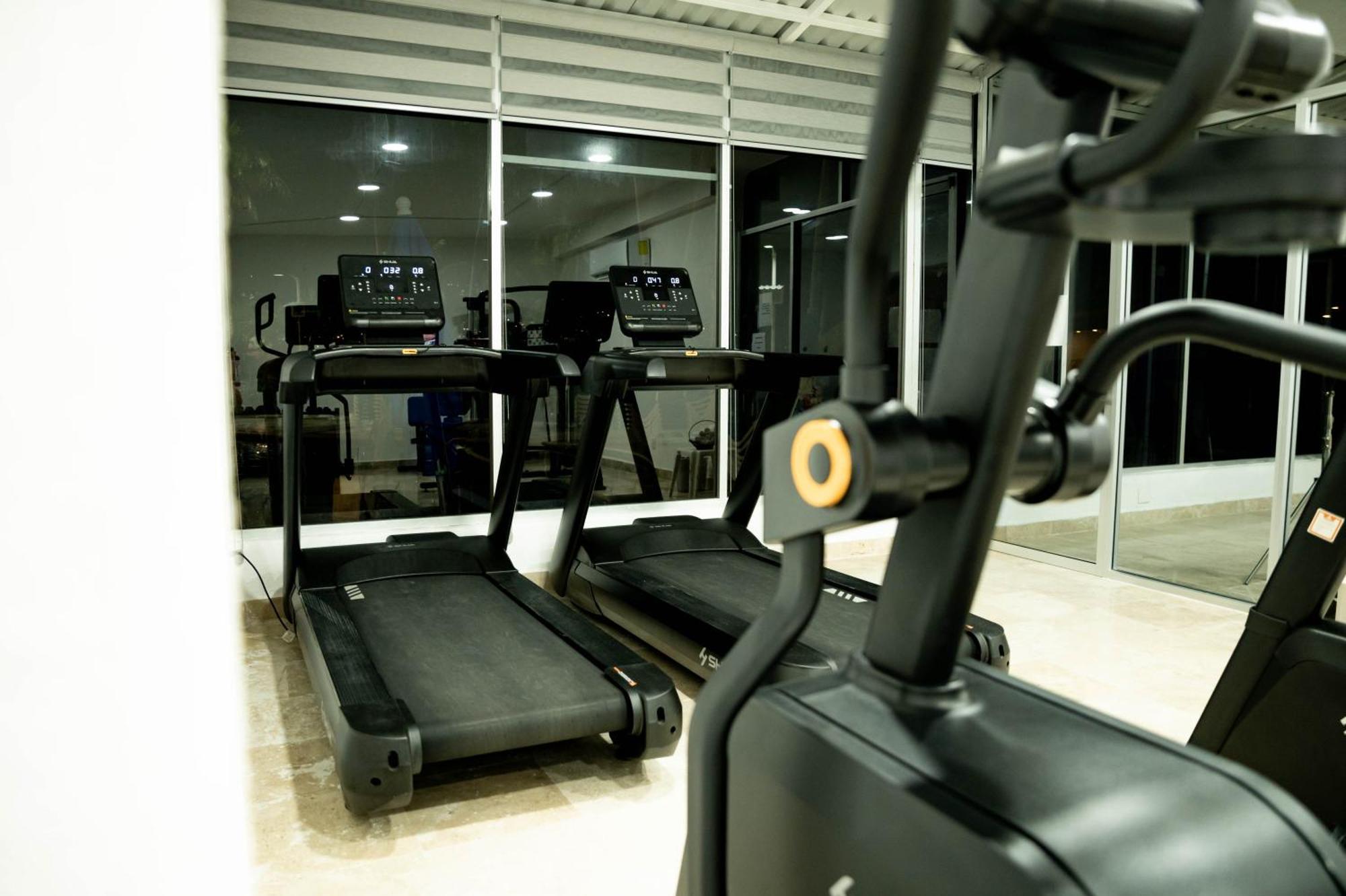 Ritz Acapulco All Inclusive 外观 照片 A treadmill