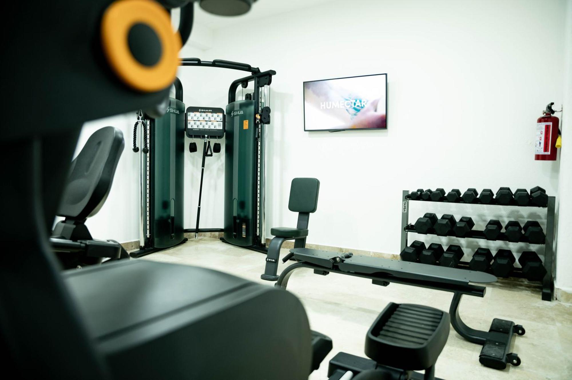 Ritz Acapulco All Inclusive 外观 照片 The gym at the hotel