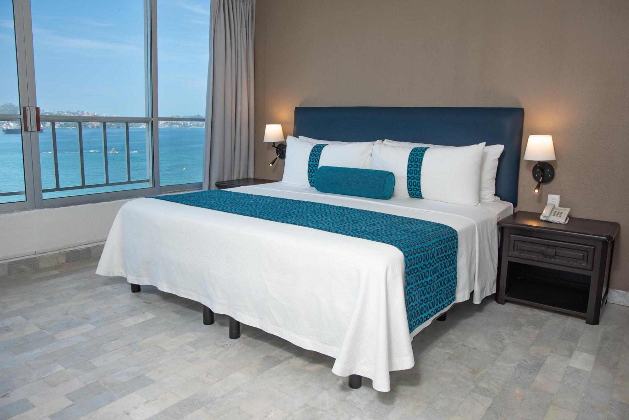 Ritz Acapulco All Inclusive 外观 照片 A bed with a bed runner