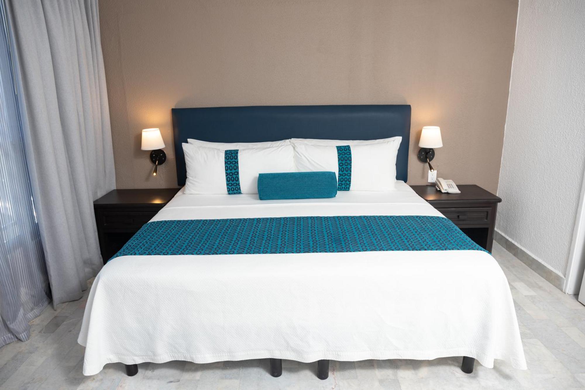 Ritz Acapulco All Inclusive 外观 照片 A bed with a bed runner