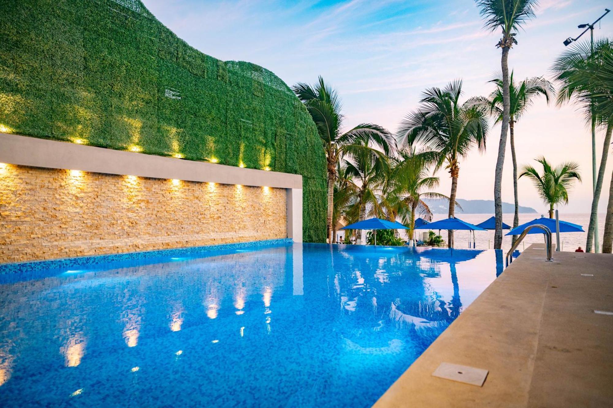 Ritz Acapulco All Inclusive 外观 照片 The swimming pool at the resort