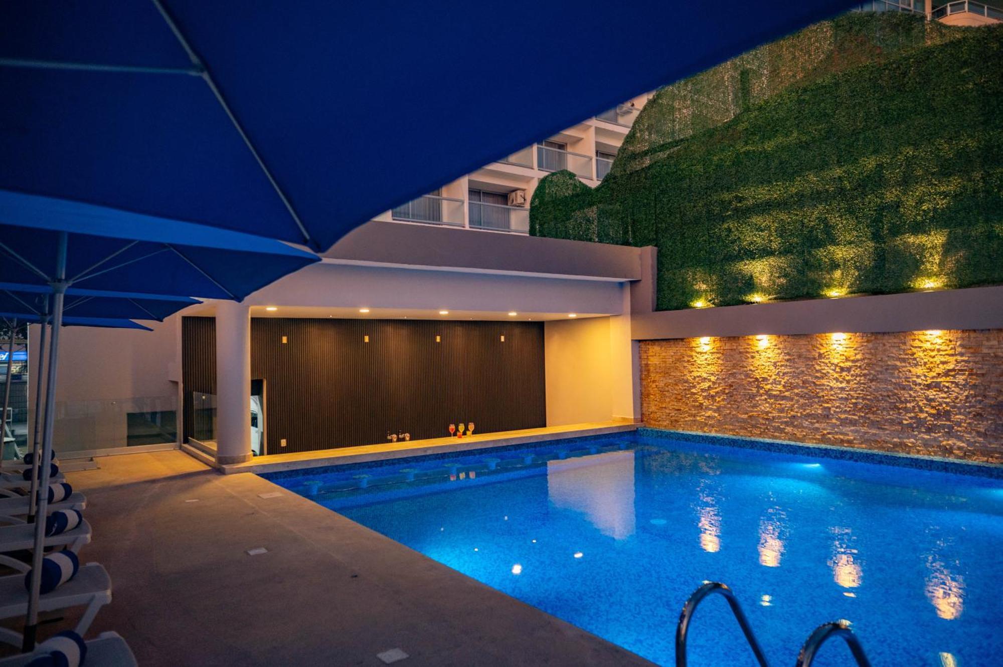 Ritz Acapulco All Inclusive 外观 照片 The swimming pool at the hotel